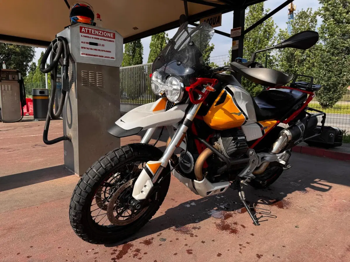 Moto Guzzi V85 TT Evocative Graphics (2019 - 20) (3)
