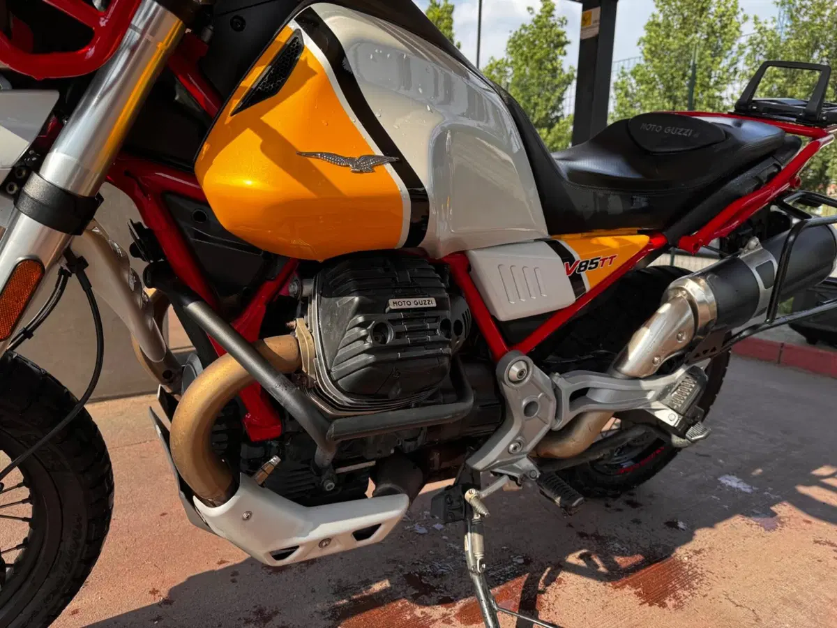 Moto Guzzi V85 TT Evocative Graphics (2019 - 20) (5)
