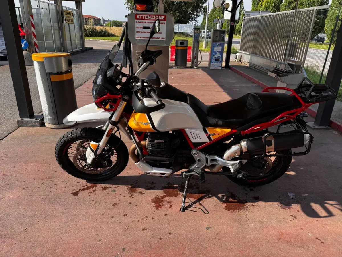 Moto Guzzi V85 TT Evocative Graphics (2019 - 20) (6)