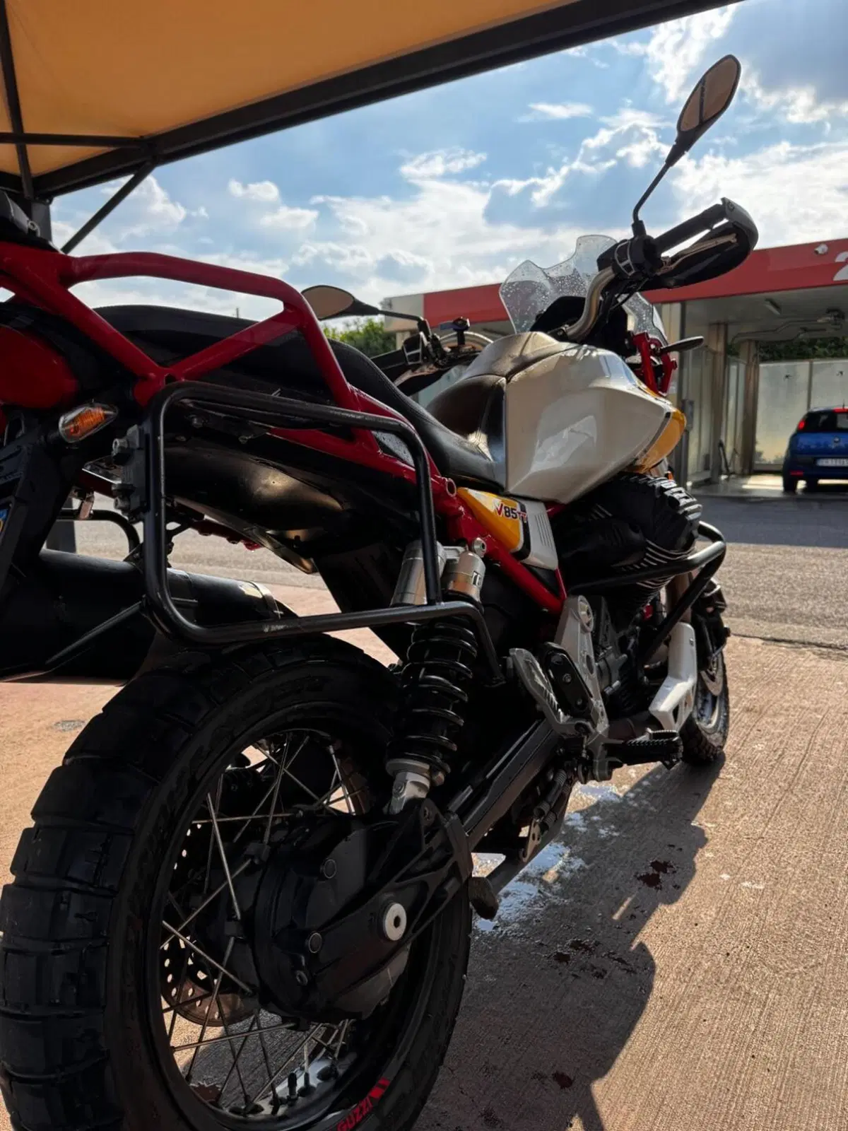 Moto Guzzi V85 TT Evocative Graphics (2019 - 20) (8)