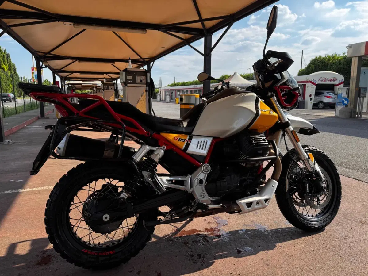 Moto Guzzi V85 TT Evocative Graphics (2019 - 20) (9)