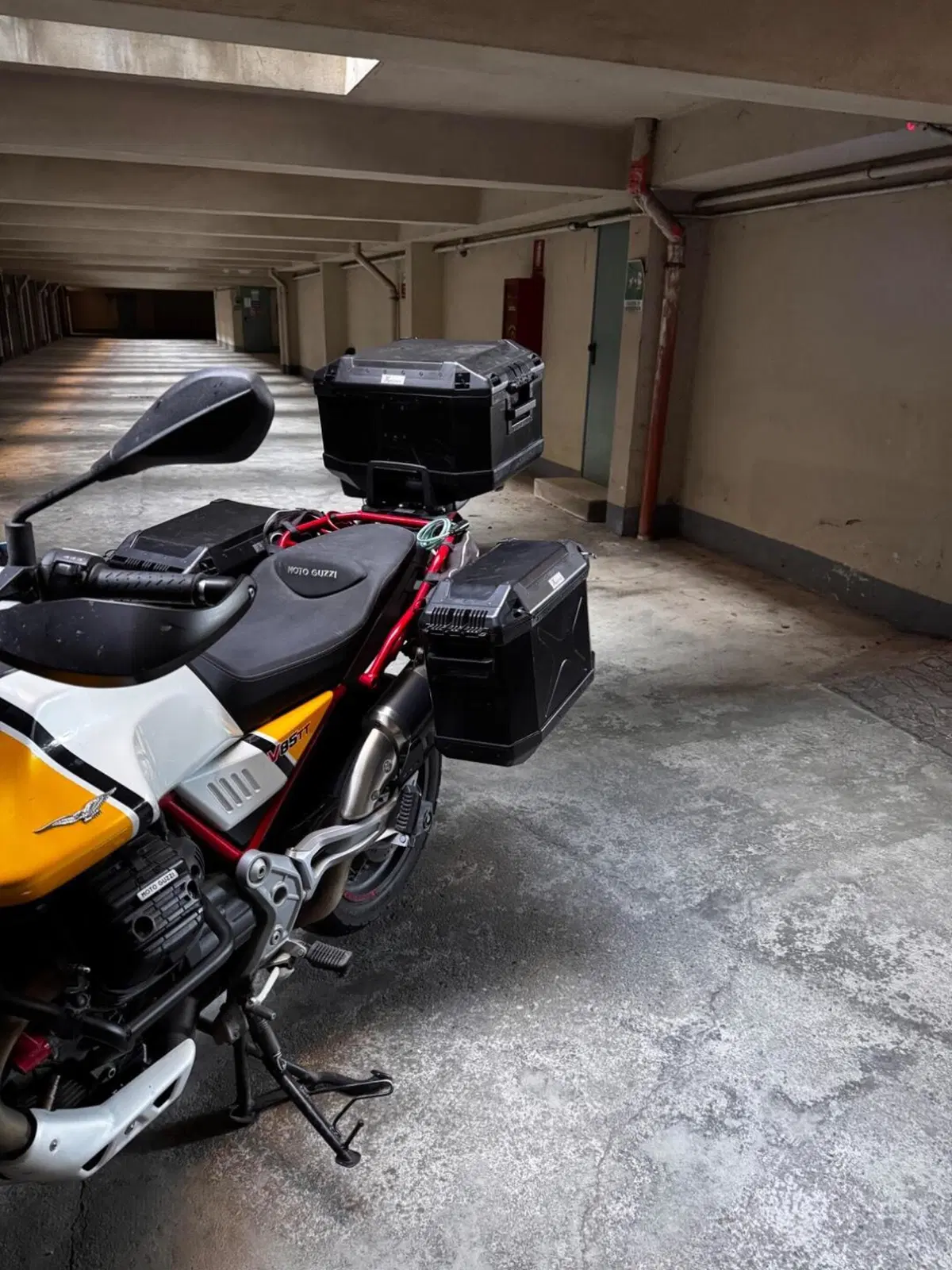 Moto Guzzi V85 TT Evocative Graphics (2019 - 20) (13)