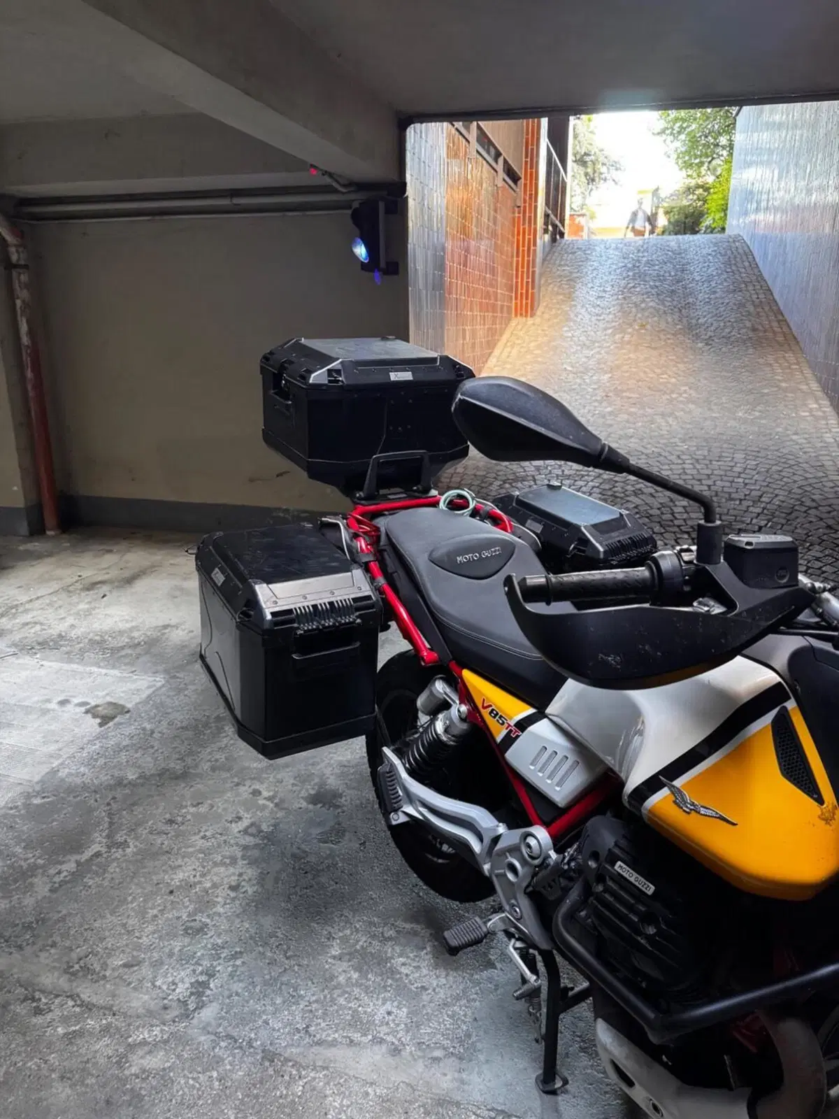 Moto Guzzi V85 TT Evocative Graphics (2019 - 20) (14)