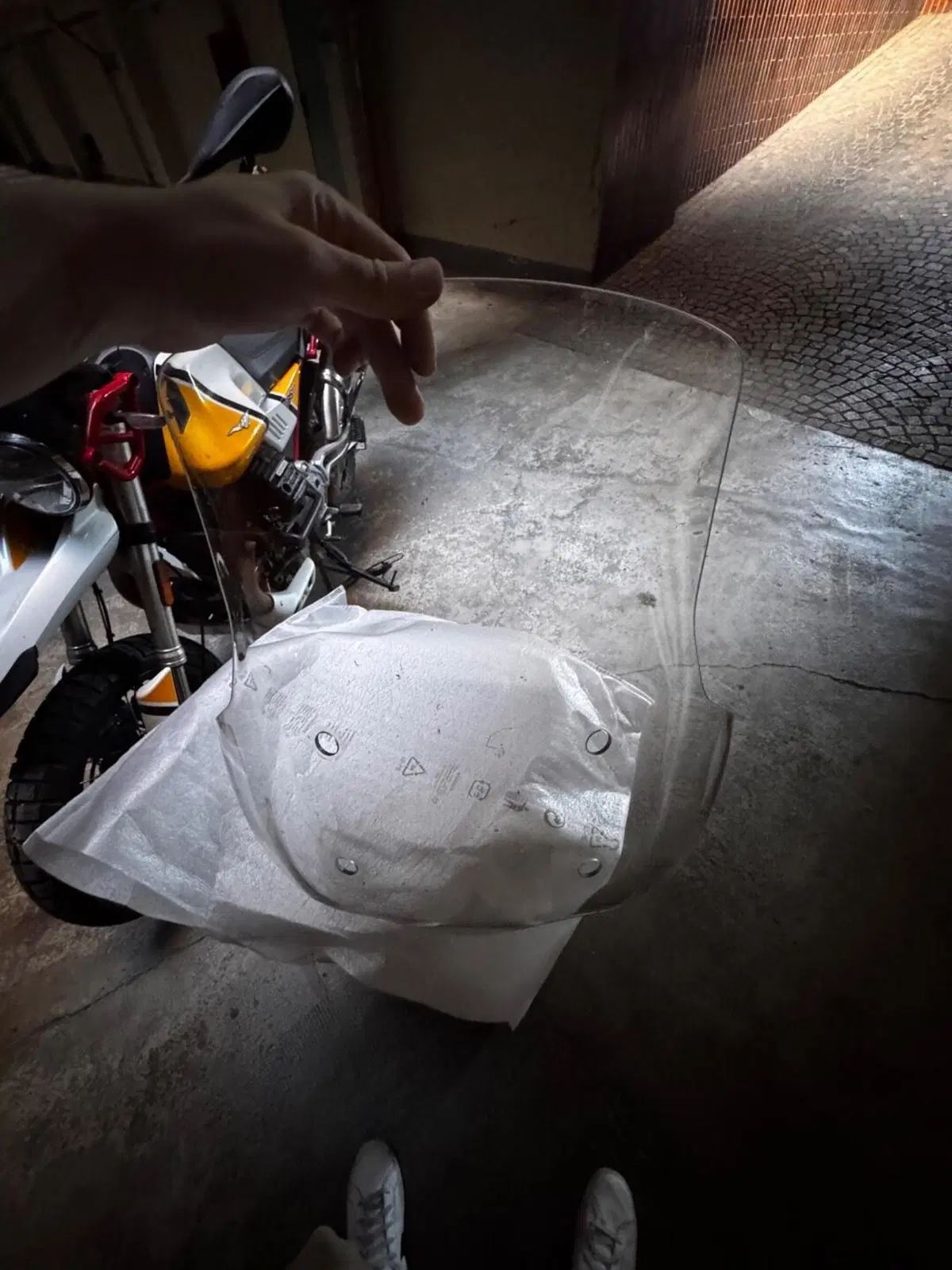 Moto Guzzi V85 TT Evocative Graphics (2019 - 20) (16)