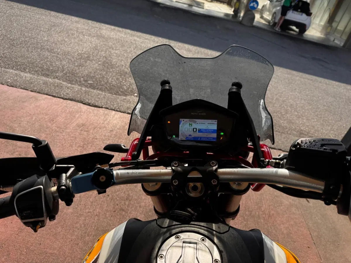Moto Guzzi V85 TT Evocative Graphics (2019 - 20) (17)