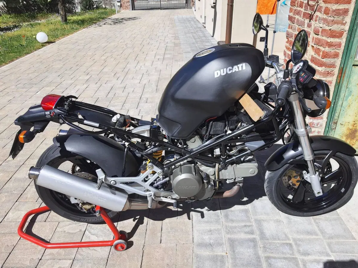 Ducati Monster 600 Dark (3)