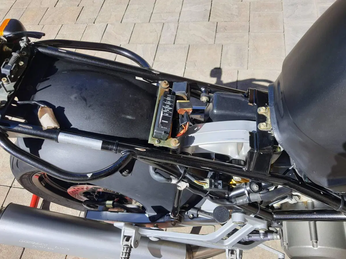 Ducati Monster 600 Dark (4)
