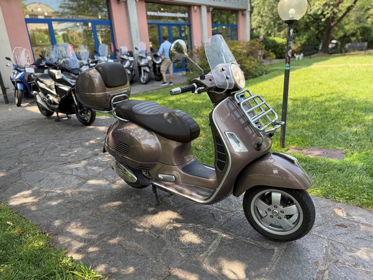 Vespa GTS 300 Touring ABS (2017 - 19) (2)