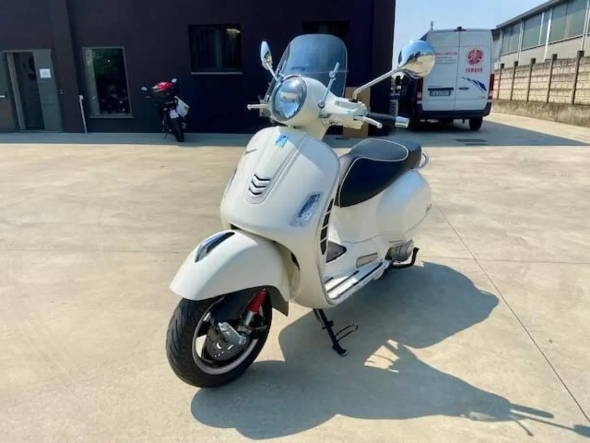 Vespa GTS 300 Super (2017 - 18) (2)