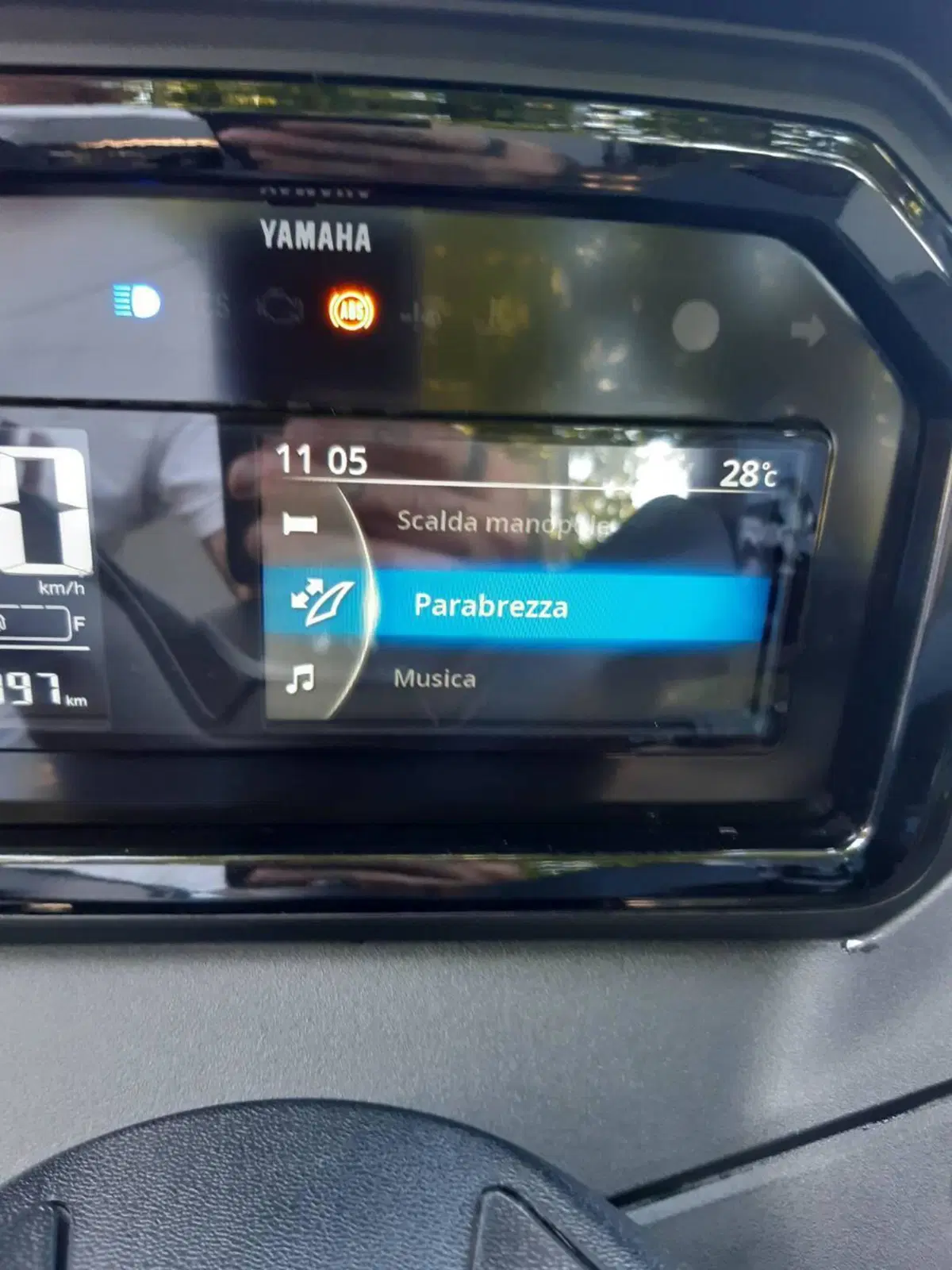Yamaha X-Max 300 Tech Max (2025 - 26) (4)