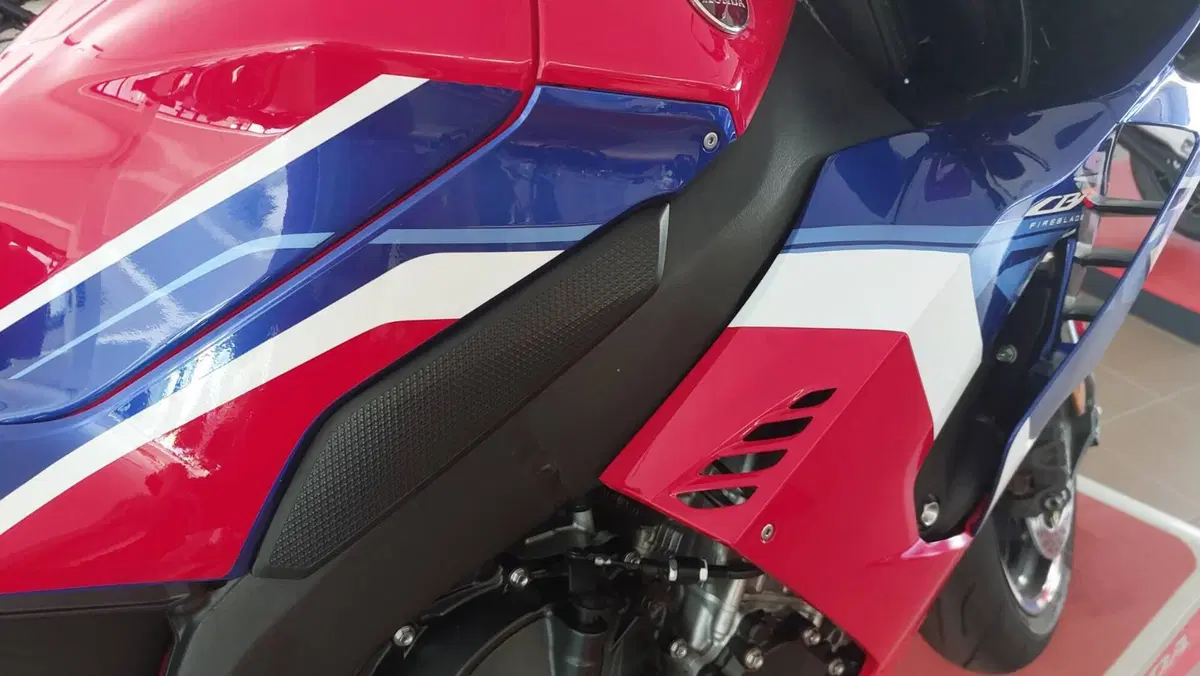 Honda CBR 1000 RR-R Fireblade (2022 - 23) (2)