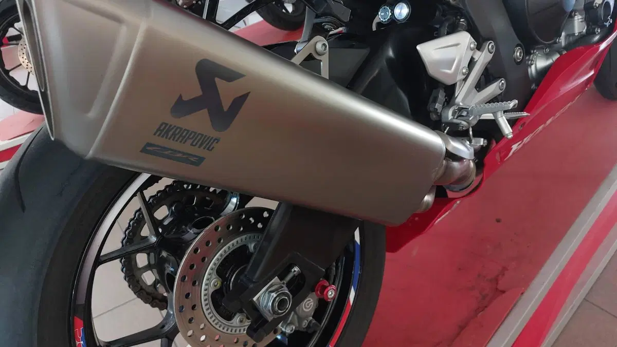 Honda CBR 1000 RR-R Fireblade (2022 - 23) (3)