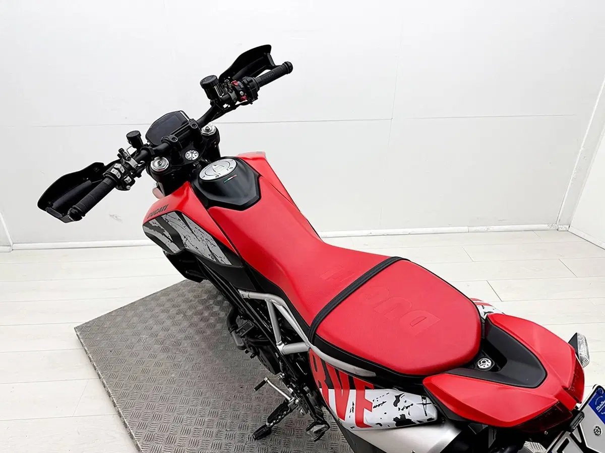 Ducati Hypermotard 950 RVE (2022 - 25) (18)