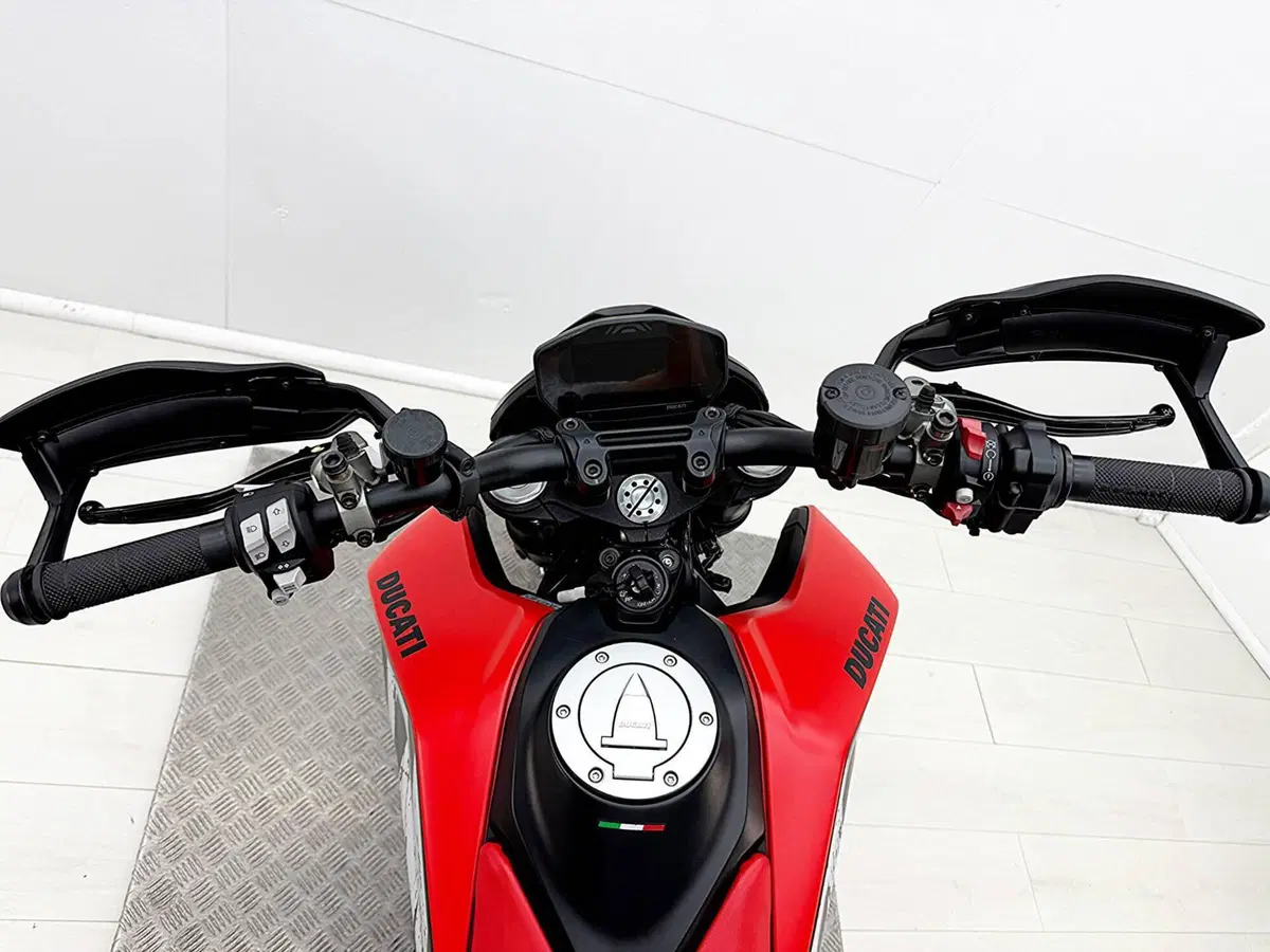 Ducati Hypermotard 950 RVE (2022 - 25) (19)