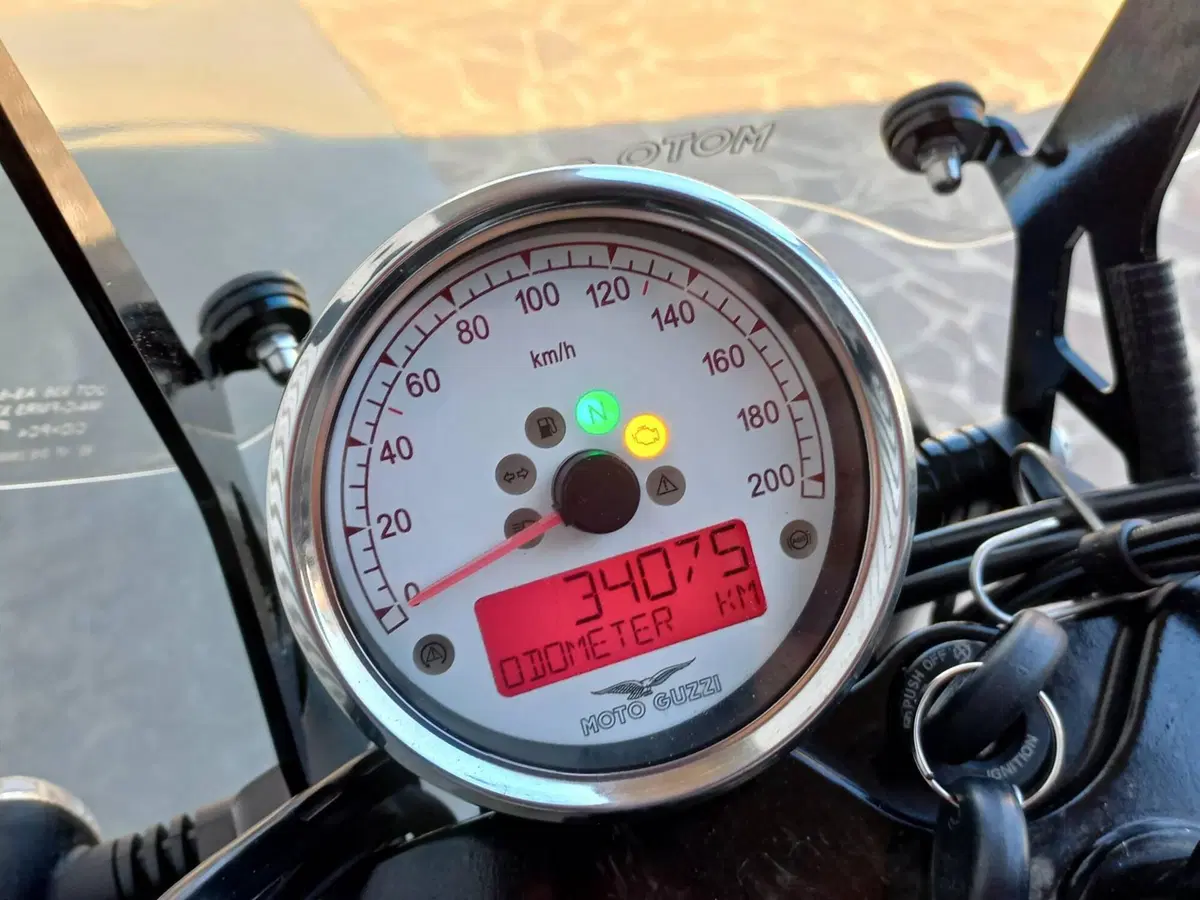 Moto Guzzi V9 Roamer (2018 - 20) (8)
