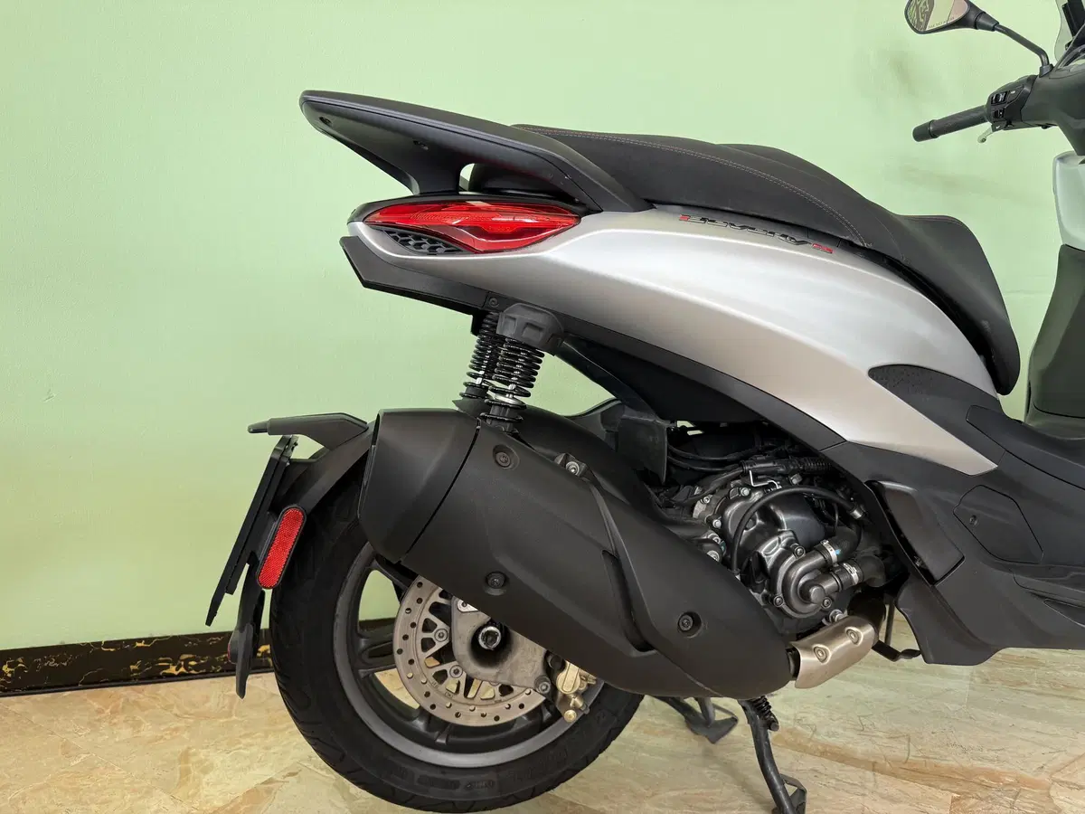 Piaggio Beverly 300 Hpe (2021) (10)