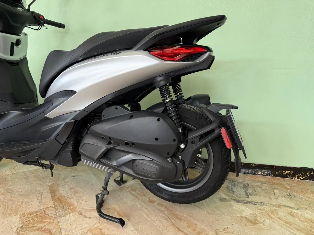 Piaggio Beverly 300 Hpe (2021) (14)