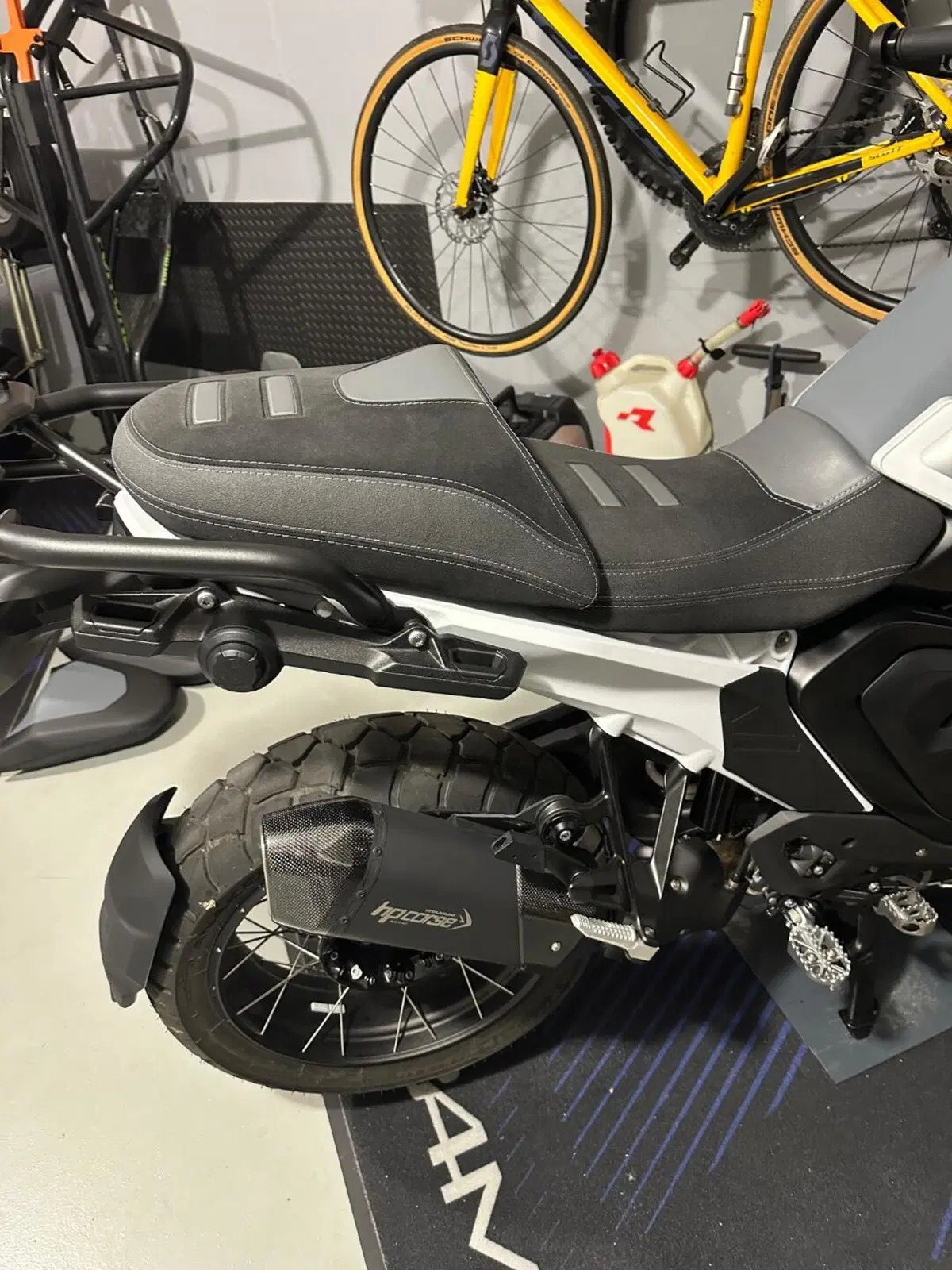 BMW R1300GS (2023-2026) – Kit Selle ISOTTA + Suppo (2)