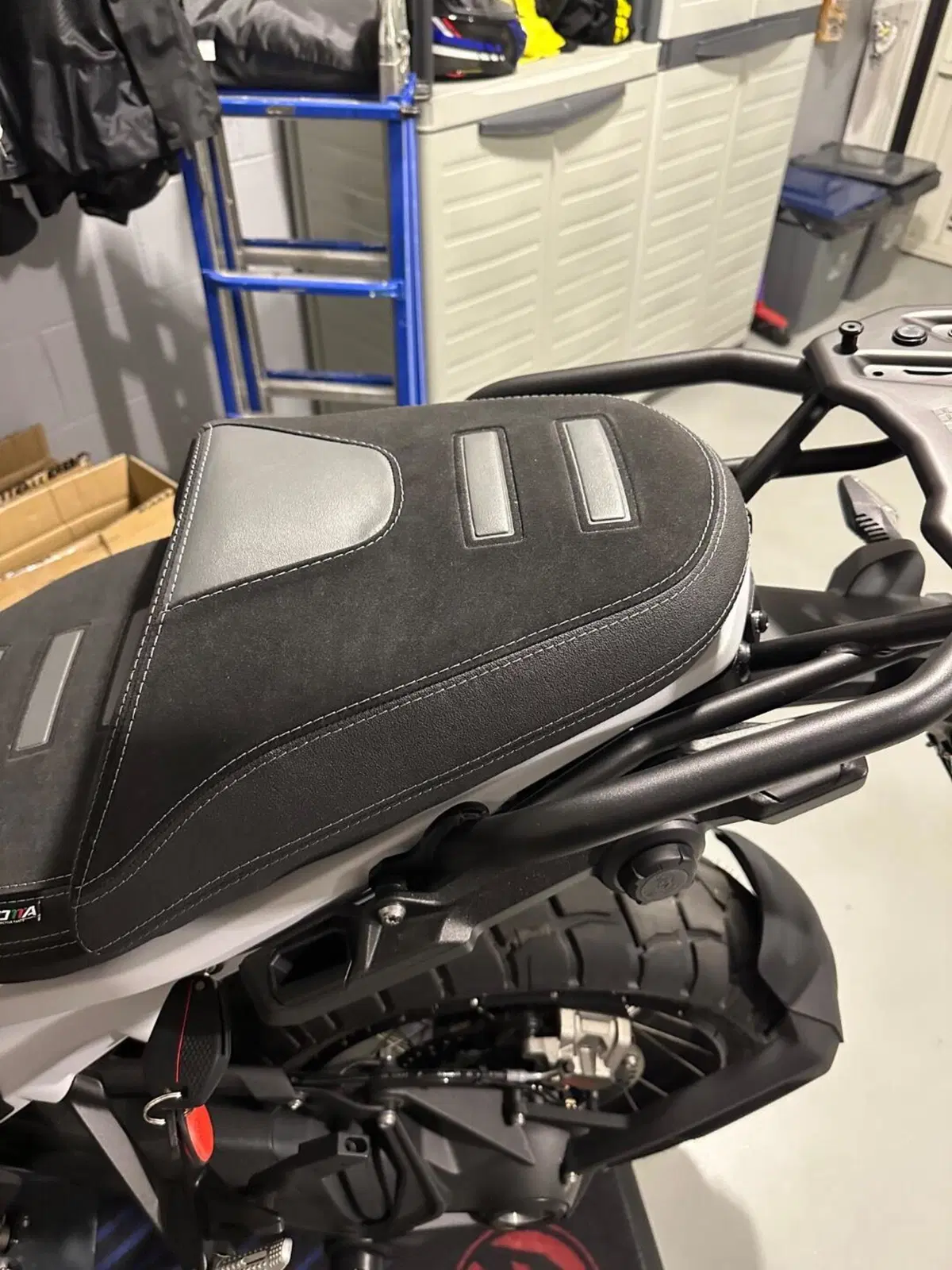 BMW R1300GS (2023-2026) – Kit Selle ISOTTA + Suppo (4)