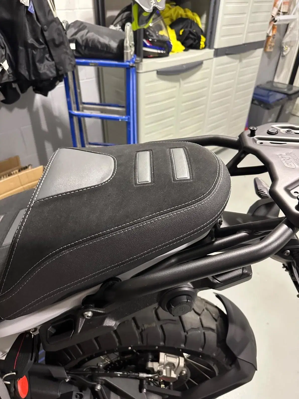 BMW R1300GS (2023-2026) – Kit Selle ISOTTA + Suppo (5)