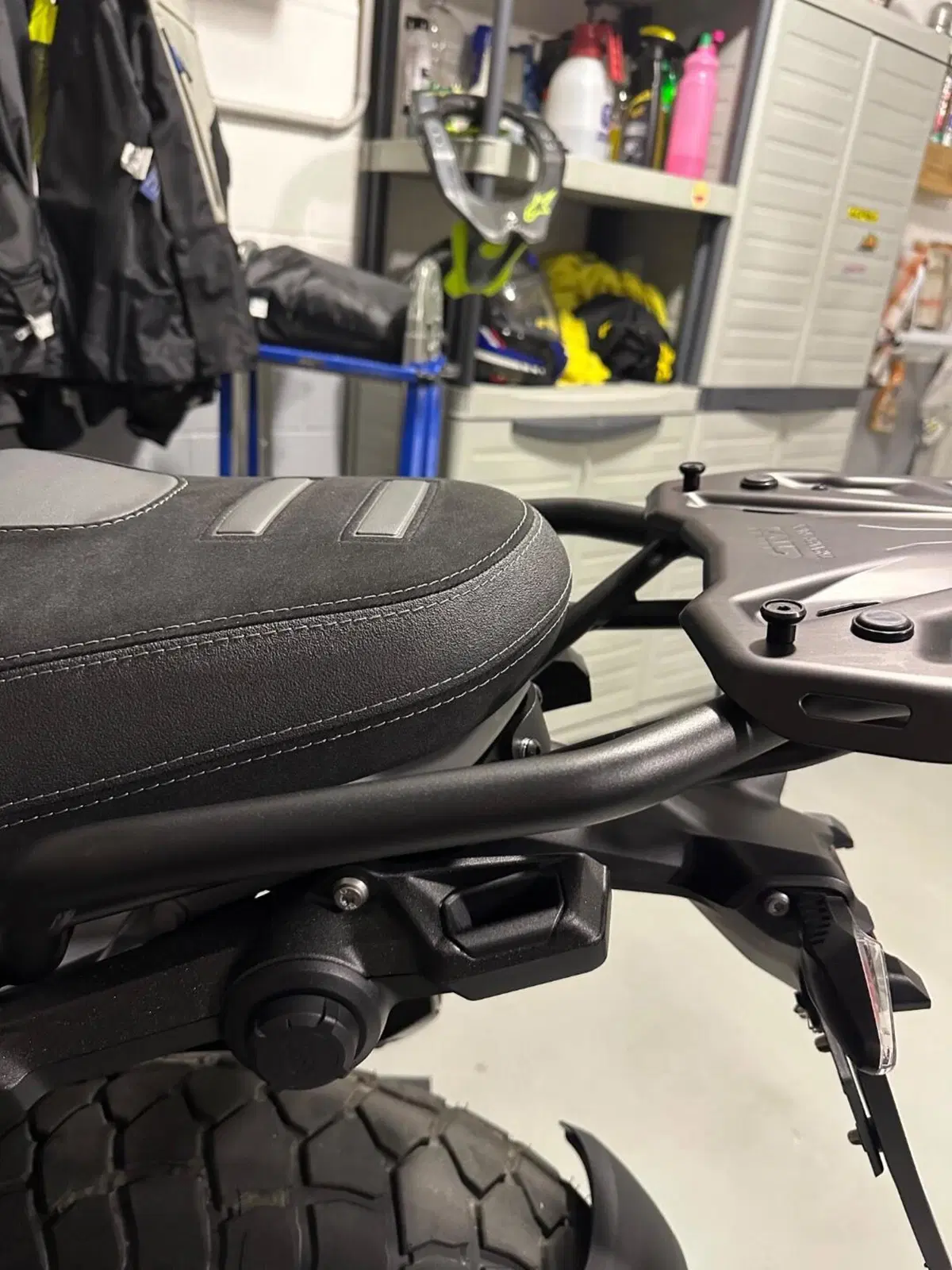 BMW R1300GS (2023-2026) – Kit Selle ISOTTA + Suppo (6)