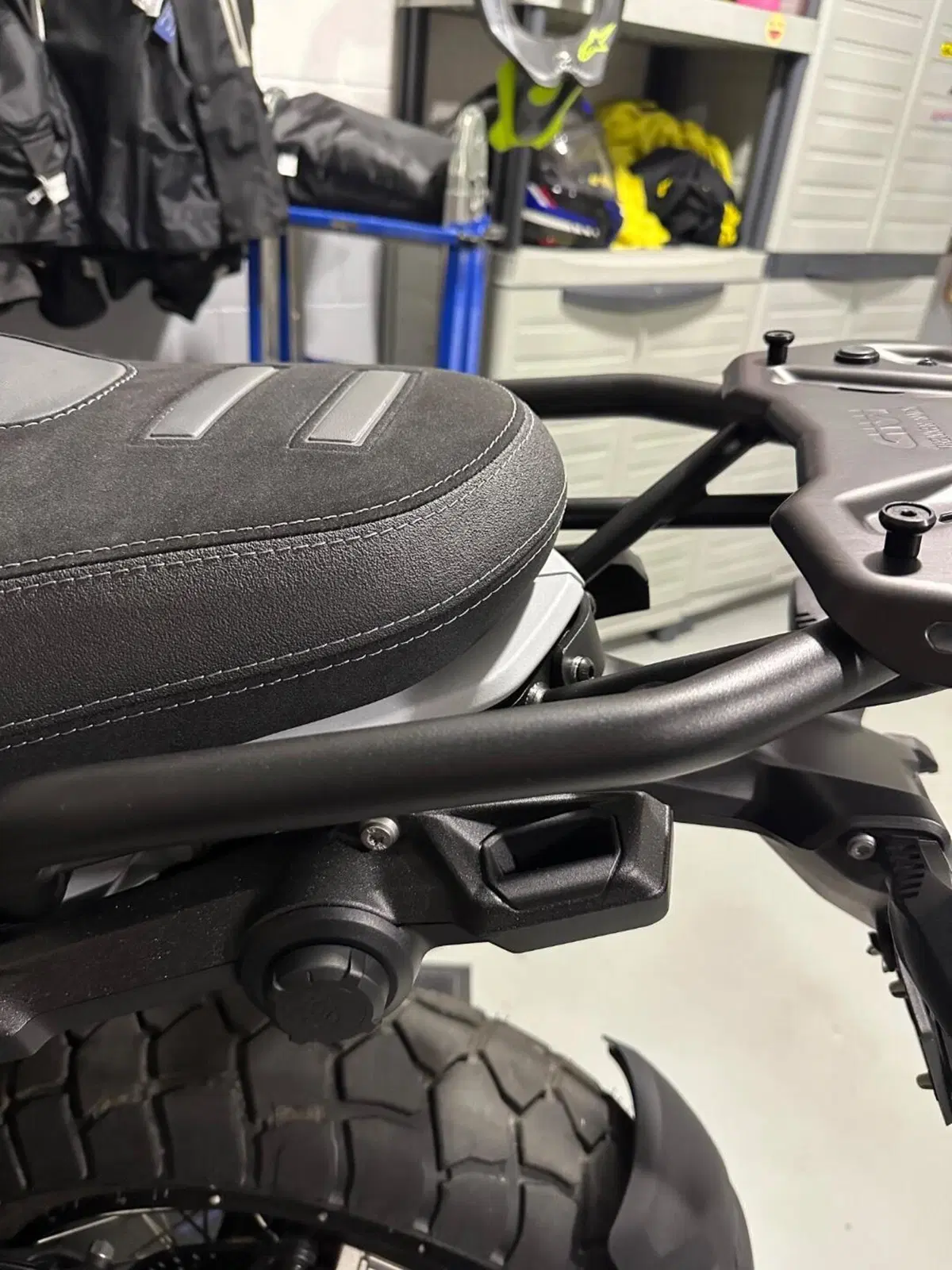 BMW R1300GS (2023-2026) – Kit Selle ISOTTA + Suppo (7)