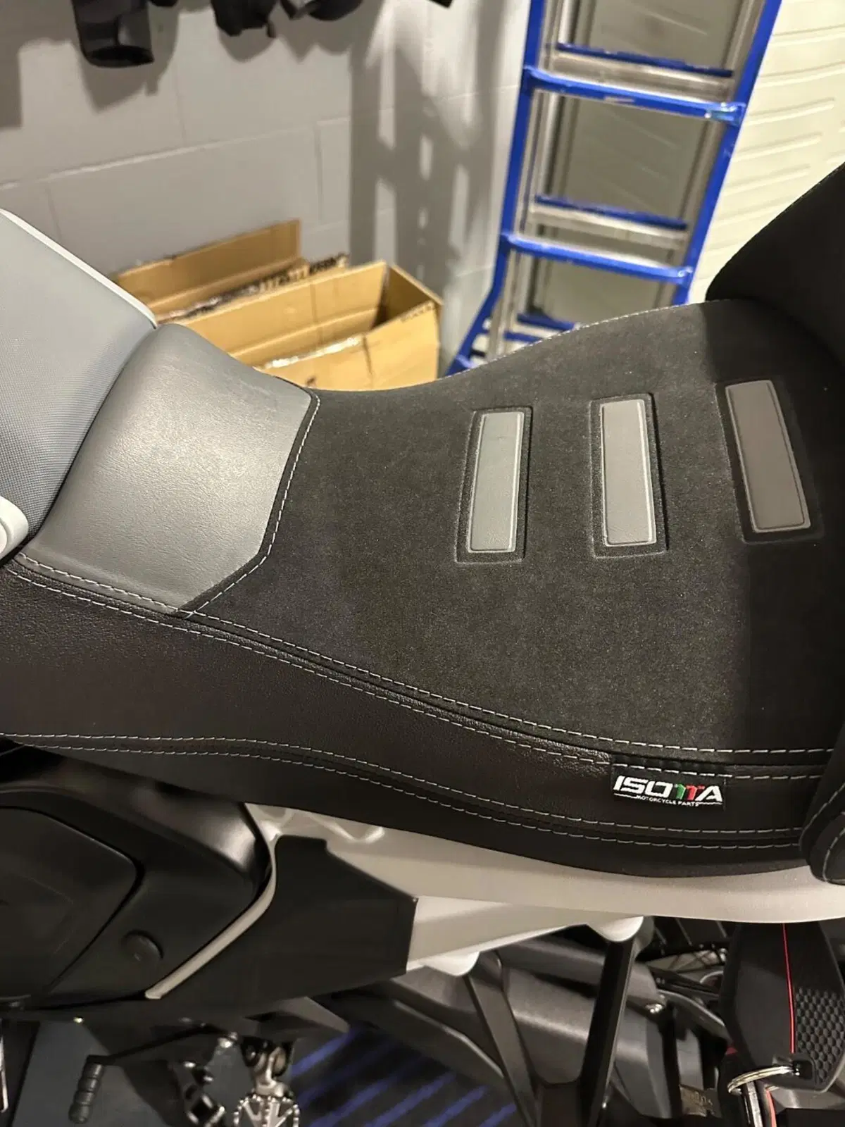 BMW R1300GS (2023-2026) – Kit Selle ISOTTA + Suppo (8)