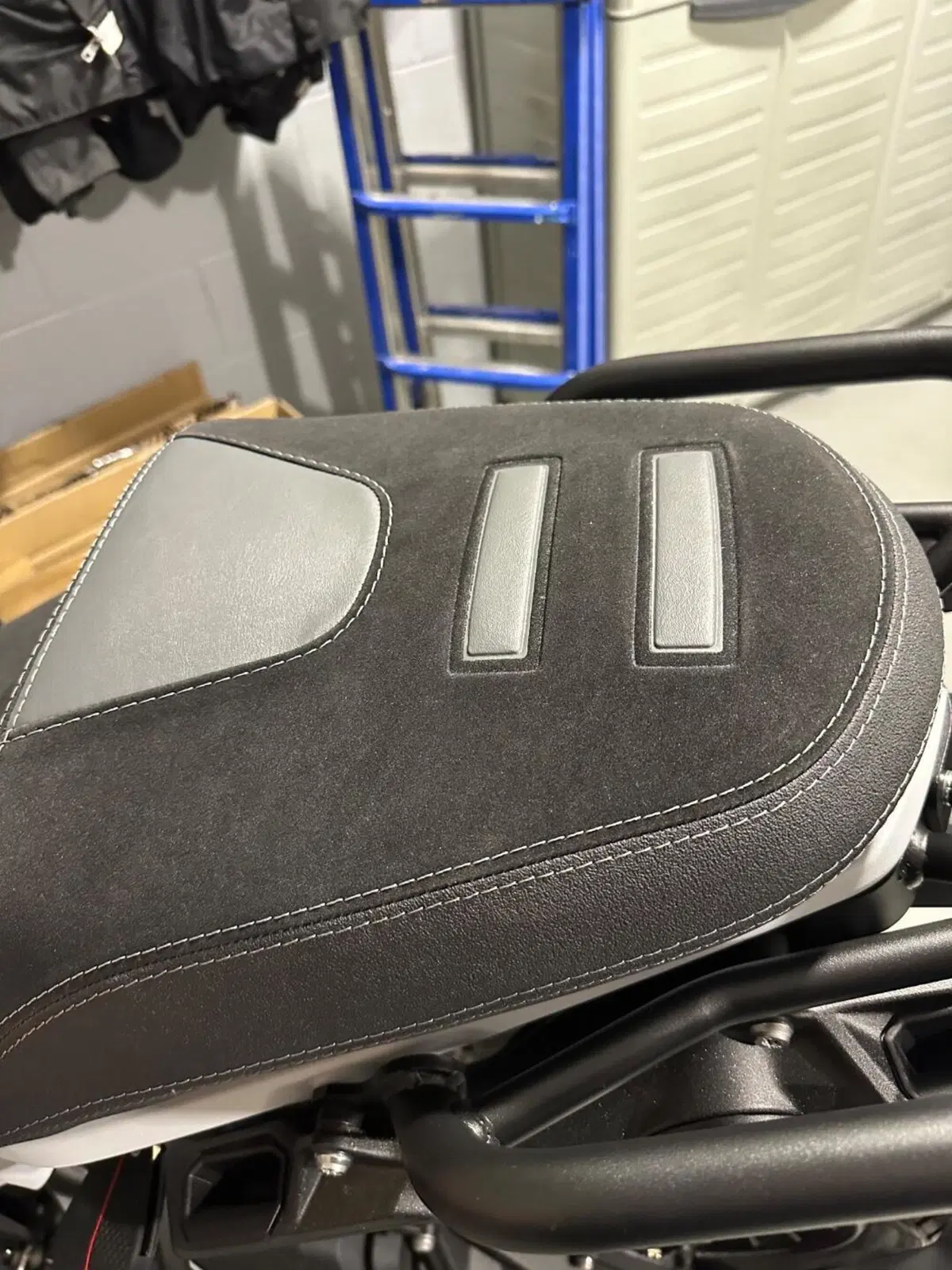 BMW R1300GS (2023-2026) – Kit Selle ISOTTA + Suppo (9)