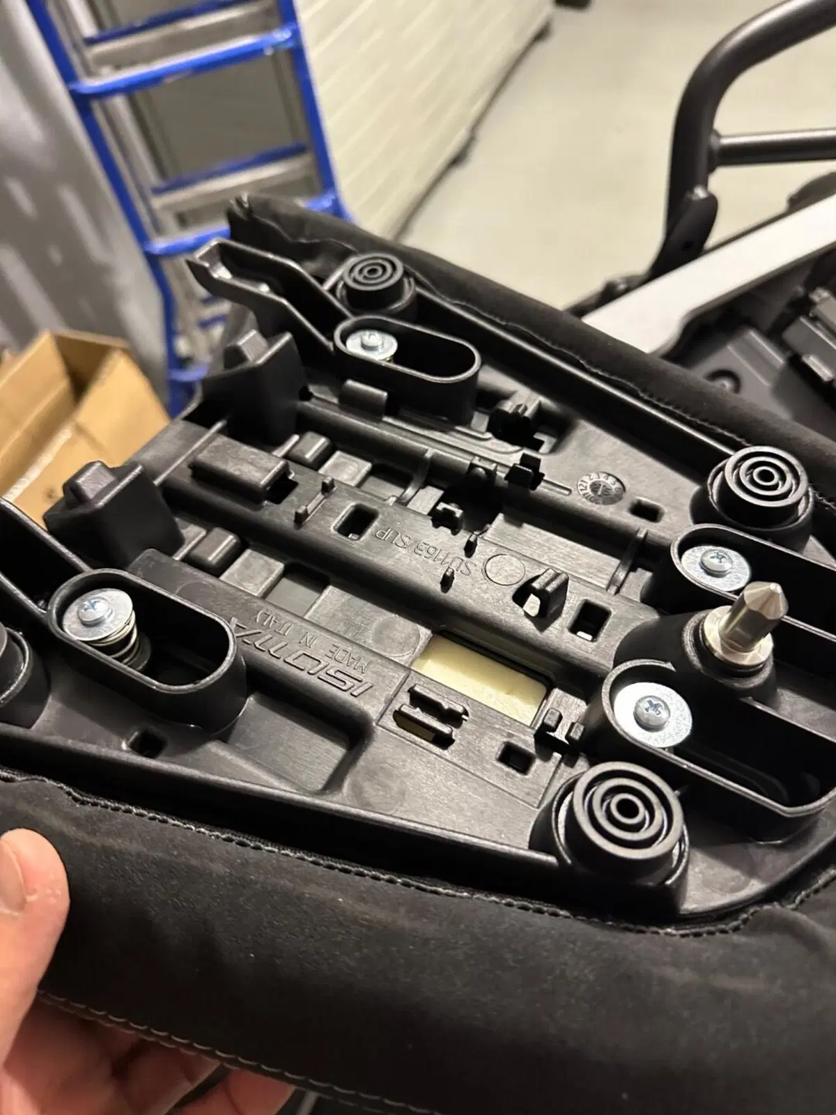 BMW R1300GS (2023-2026) – Kit Selle ISOTTA + Suppo (12)