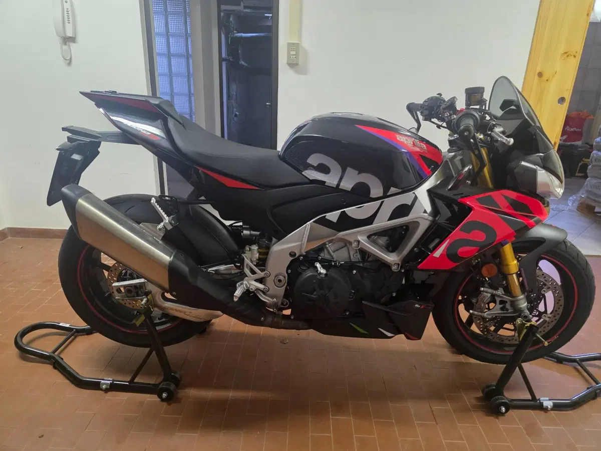 Aprilia Tuono V4 Factory (2021 - 24) (3)