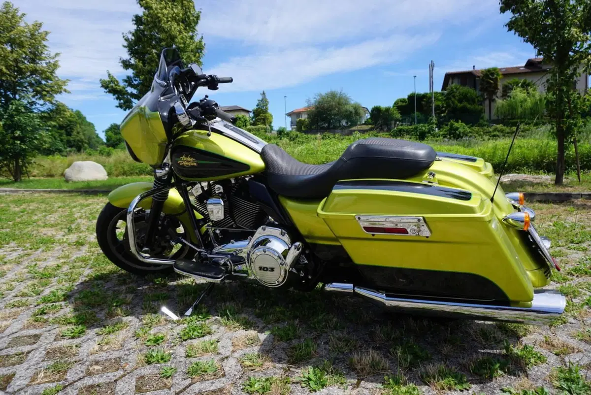 Harley-Davidson 1690 Street Glide (2011 - 13) - FLHX (2)