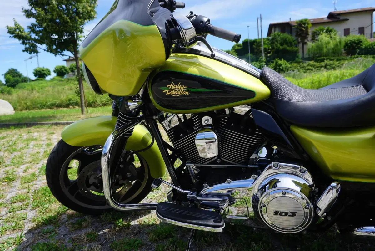 Harley-Davidson 1690 Street Glide (2011 - 13) - FLHX (3)