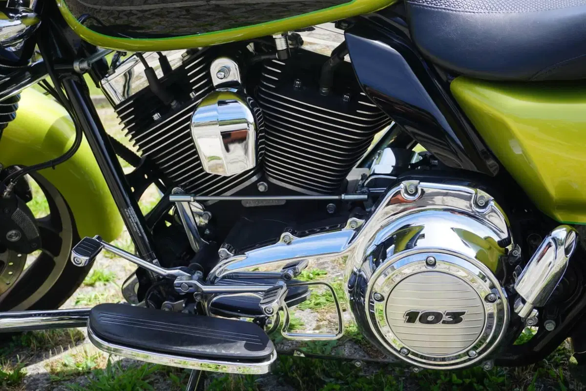 Harley-Davidson 1690 Street Glide (2011 - 13) - FLHX (4)