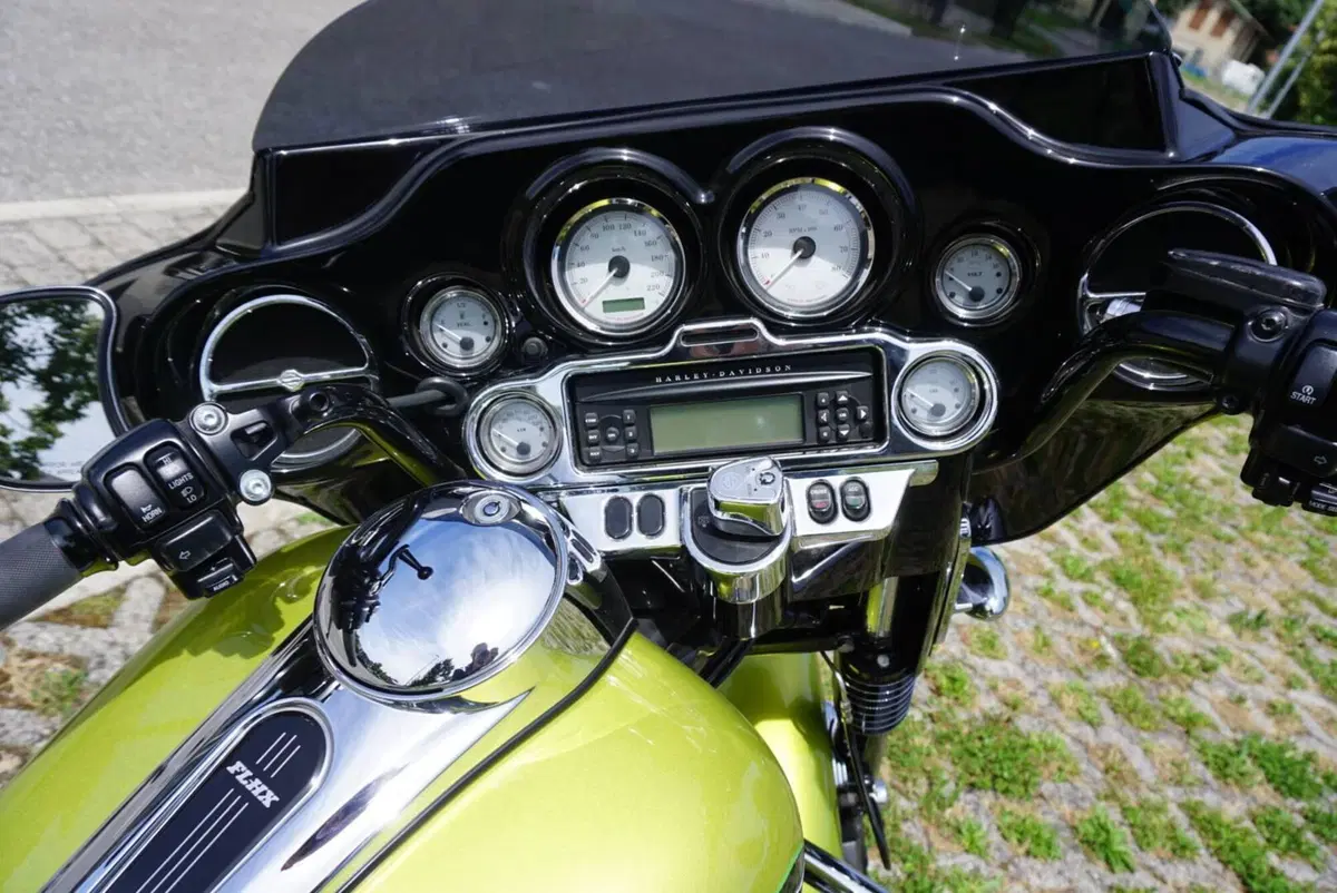 Harley-Davidson 1690 Street Glide (2011 - 13) - FLHX (8)