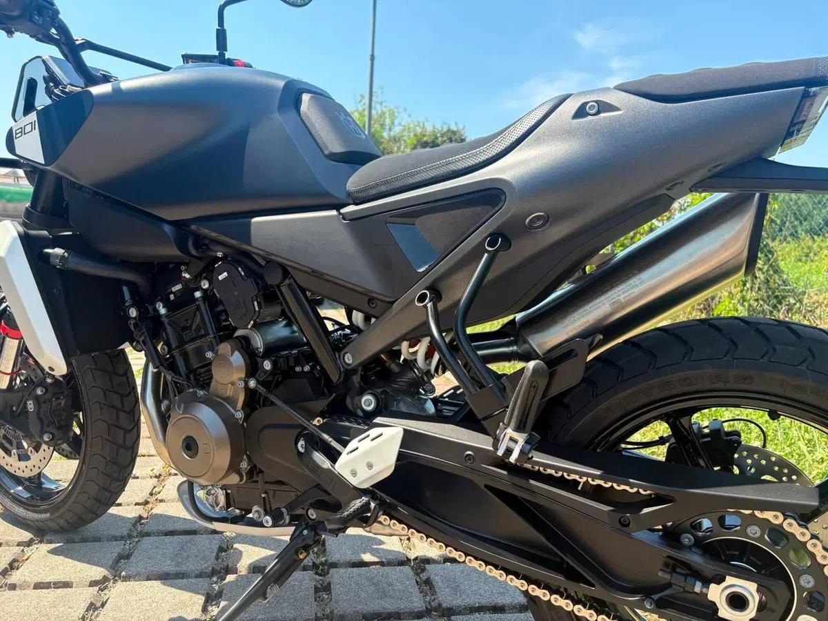 Husqvarna Svartpilen 801 L (2025 - 26) (2)