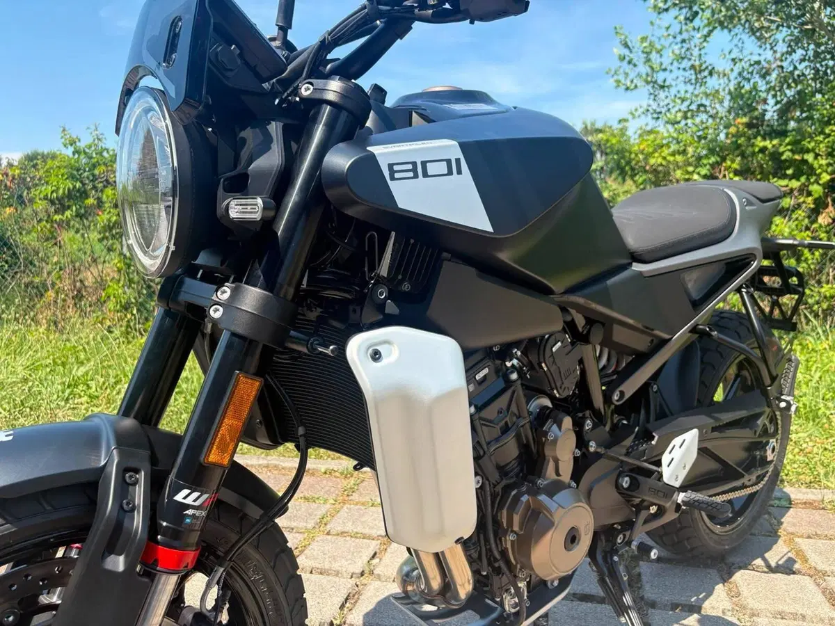 Husqvarna Svartpilen 801 L (2025 - 26) (3)