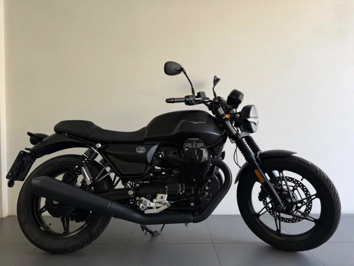 Moto Guzzi V7 Stone (2025 - 26)