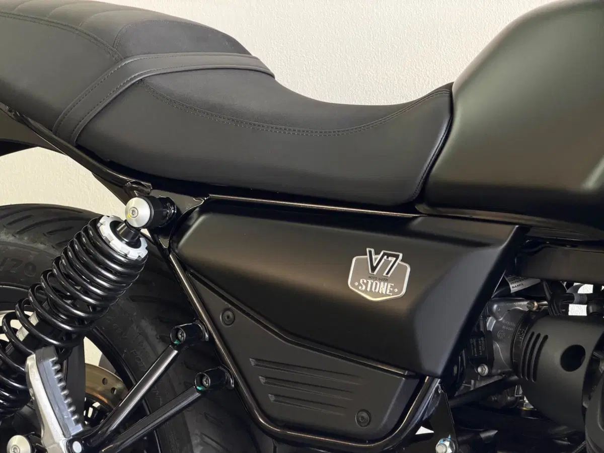 Moto Guzzi V7 Stone (2025 - 26) (3)