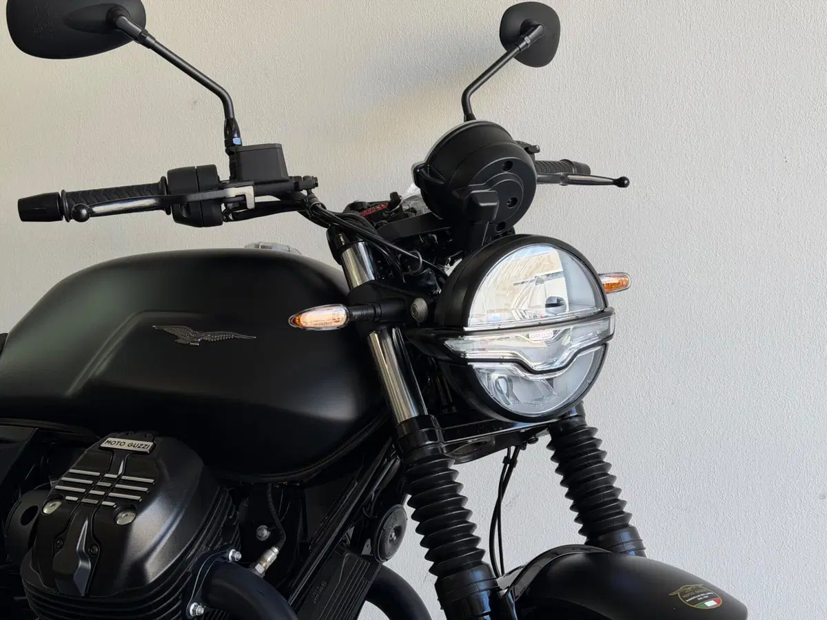 Moto Guzzi V7 Stone (2025 - 26) (5)