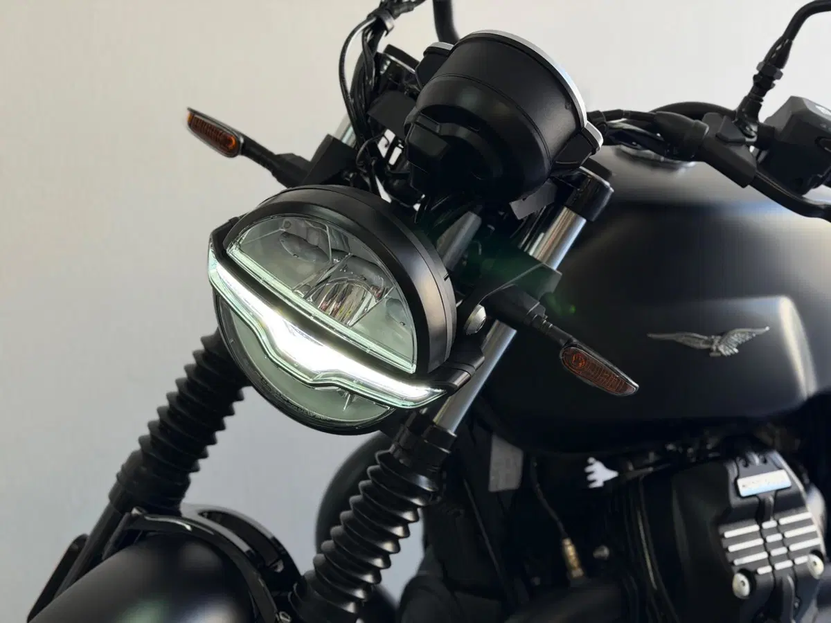 Moto Guzzi V7 Stone (2025 - 26) (2)