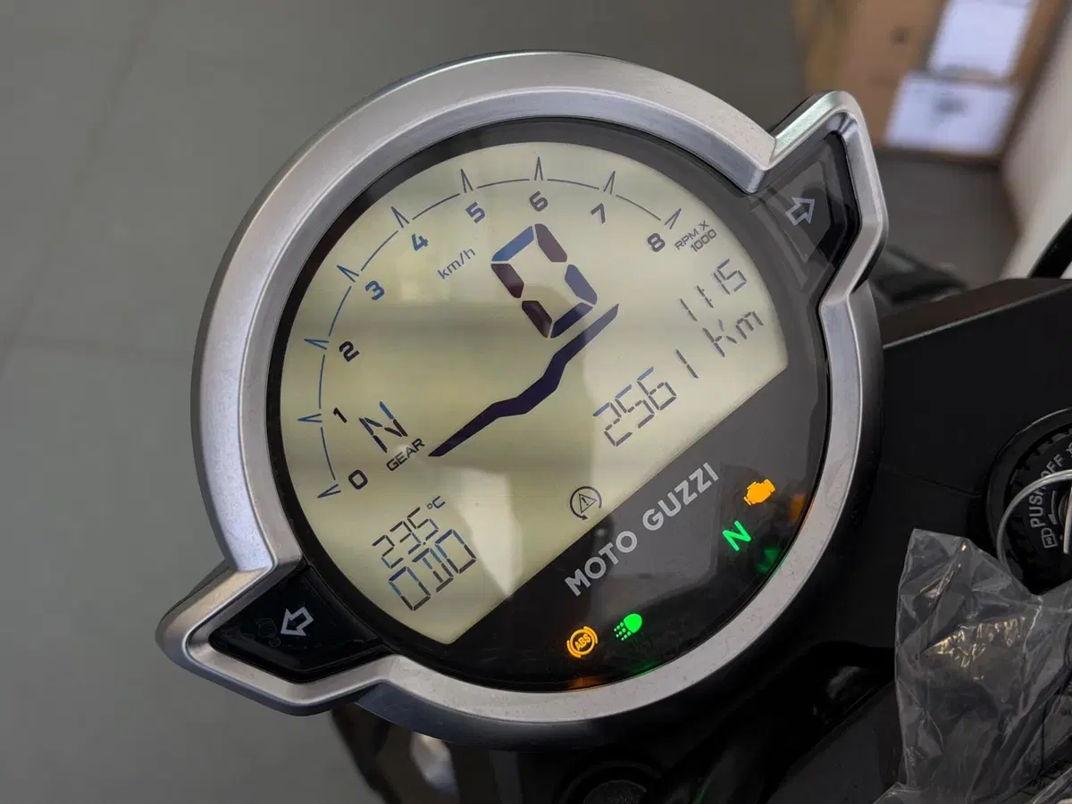 Moto Guzzi V7 Stone (2025 - 26) (6)