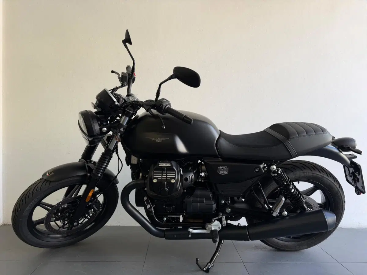 Moto Guzzi V7 Stone (2025 - 26) (7)