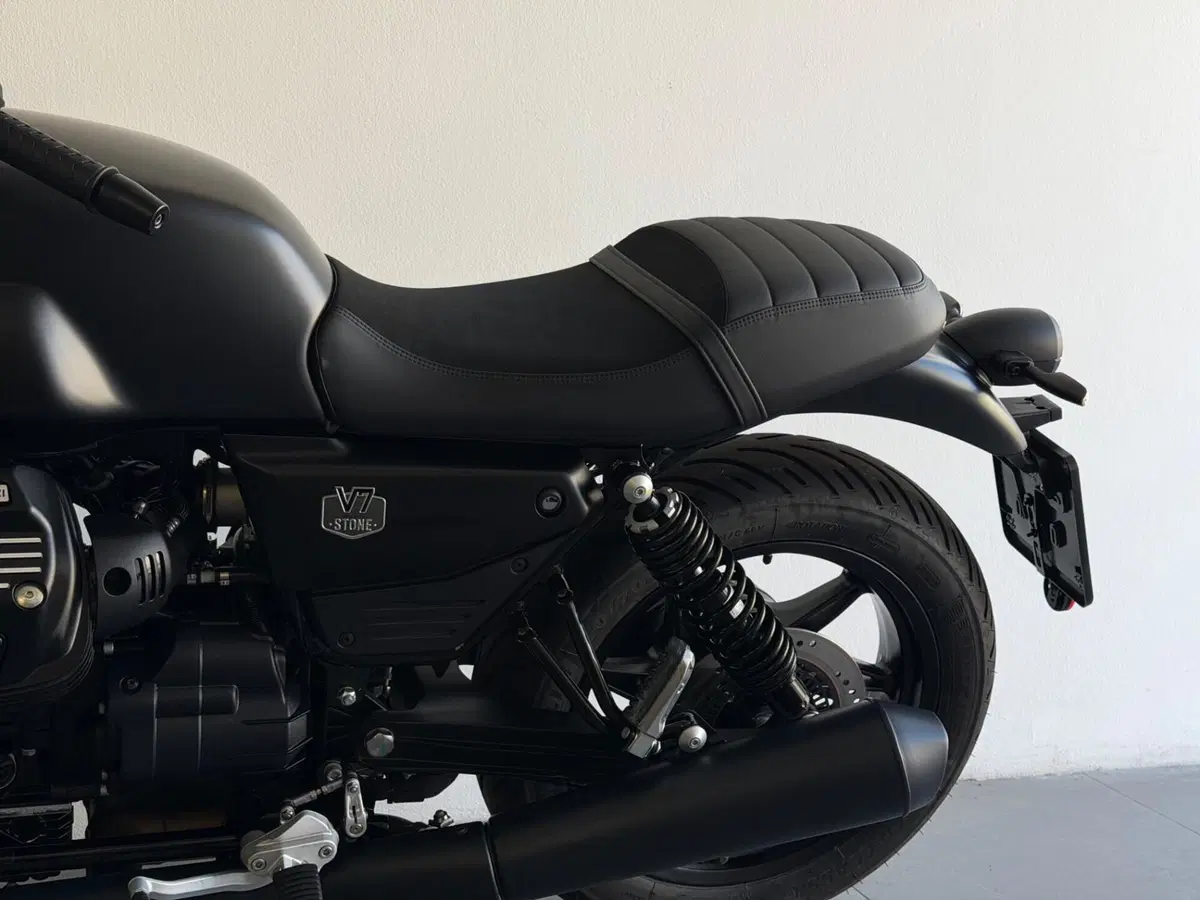 Moto Guzzi V7 Stone (2025 - 26) (8)