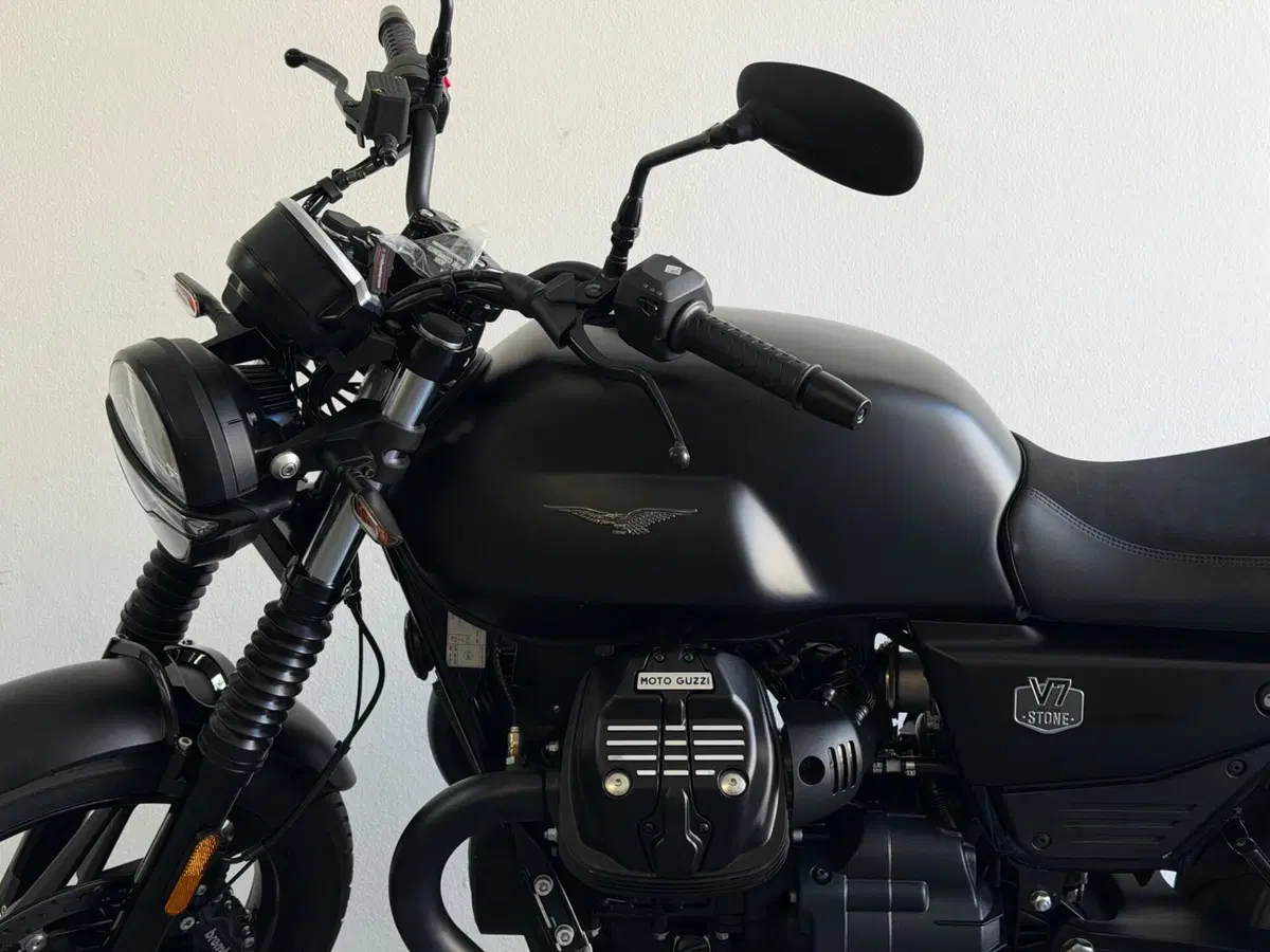 Moto Guzzi V7 Stone (2025 - 26) (9)