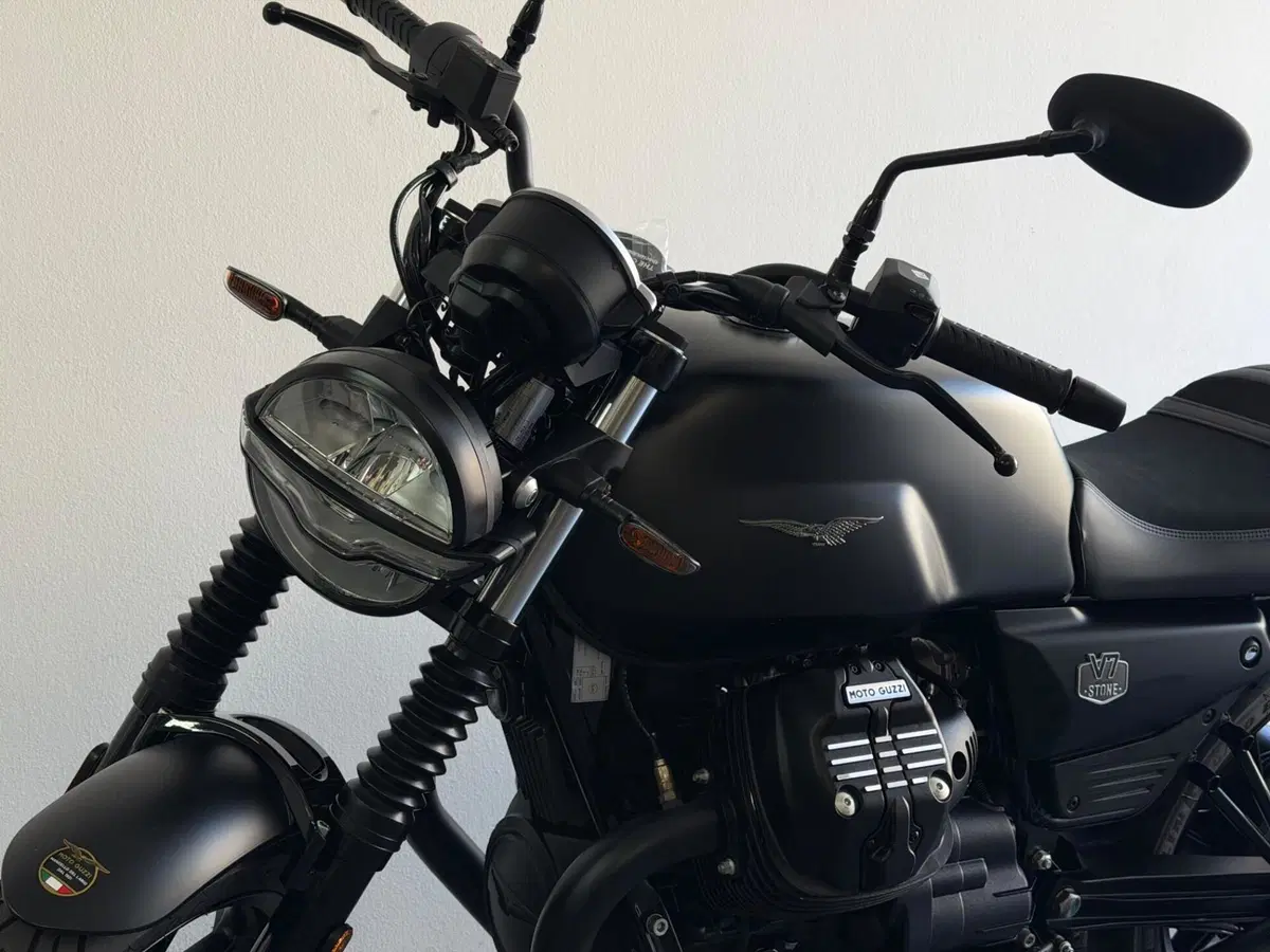 Moto Guzzi V7 Stone (2025 - 26) (10)
