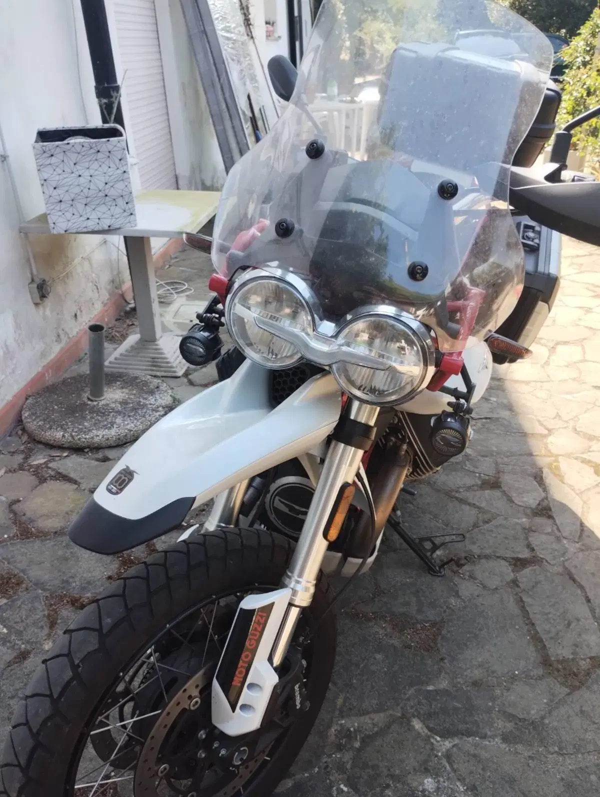 Moto Guzzi V85 TT Evocative Graphics (2021 - 23)