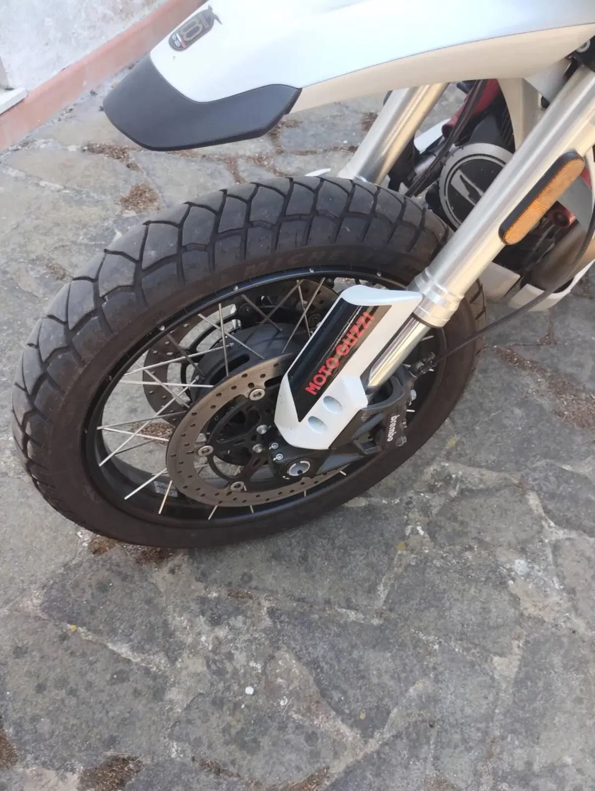 Moto Guzzi V85 TT Evocative Graphics (2021 - 23) (2)