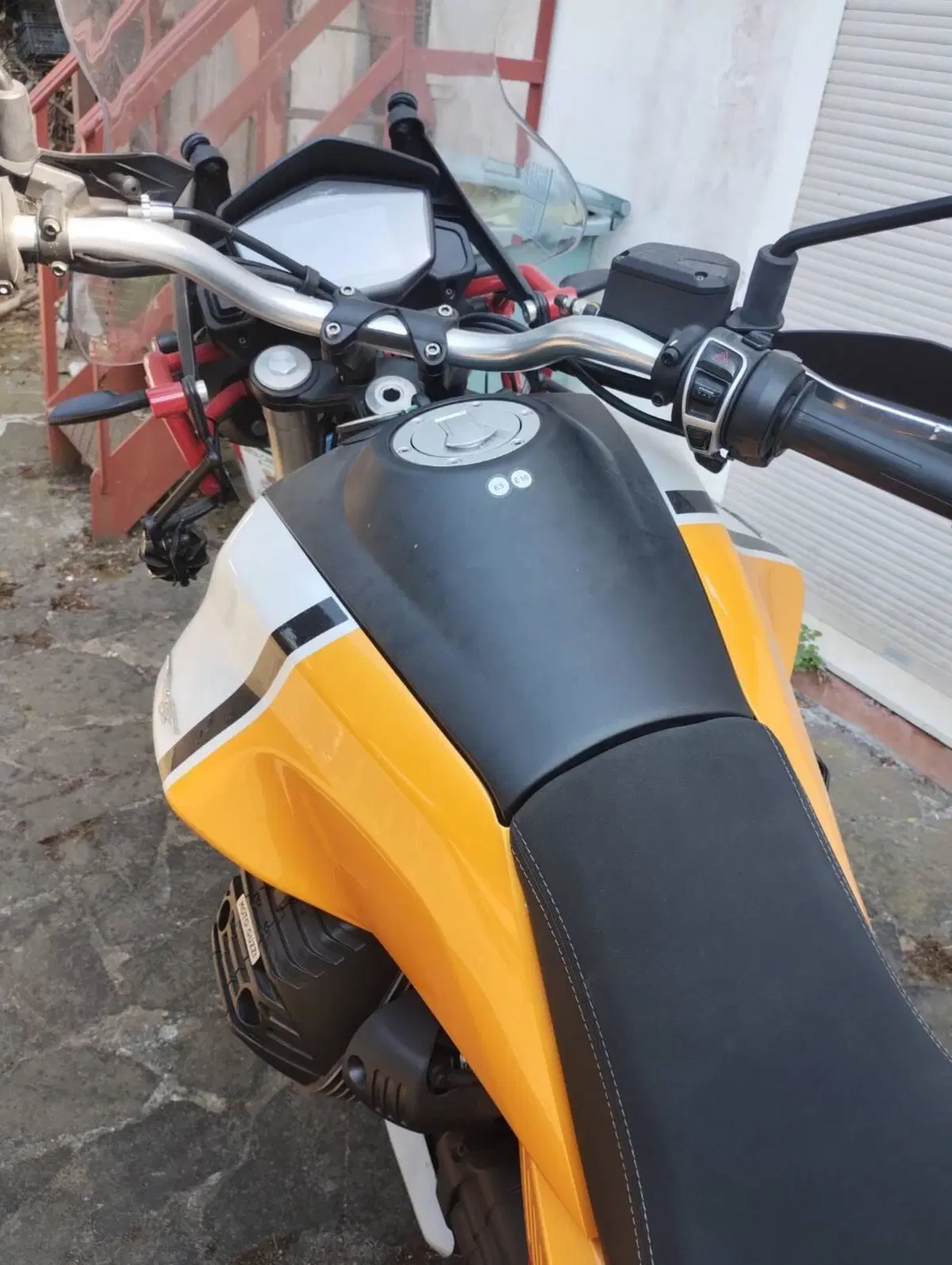 Moto Guzzi V85 TT Evocative Graphics (2021 - 23) (3)