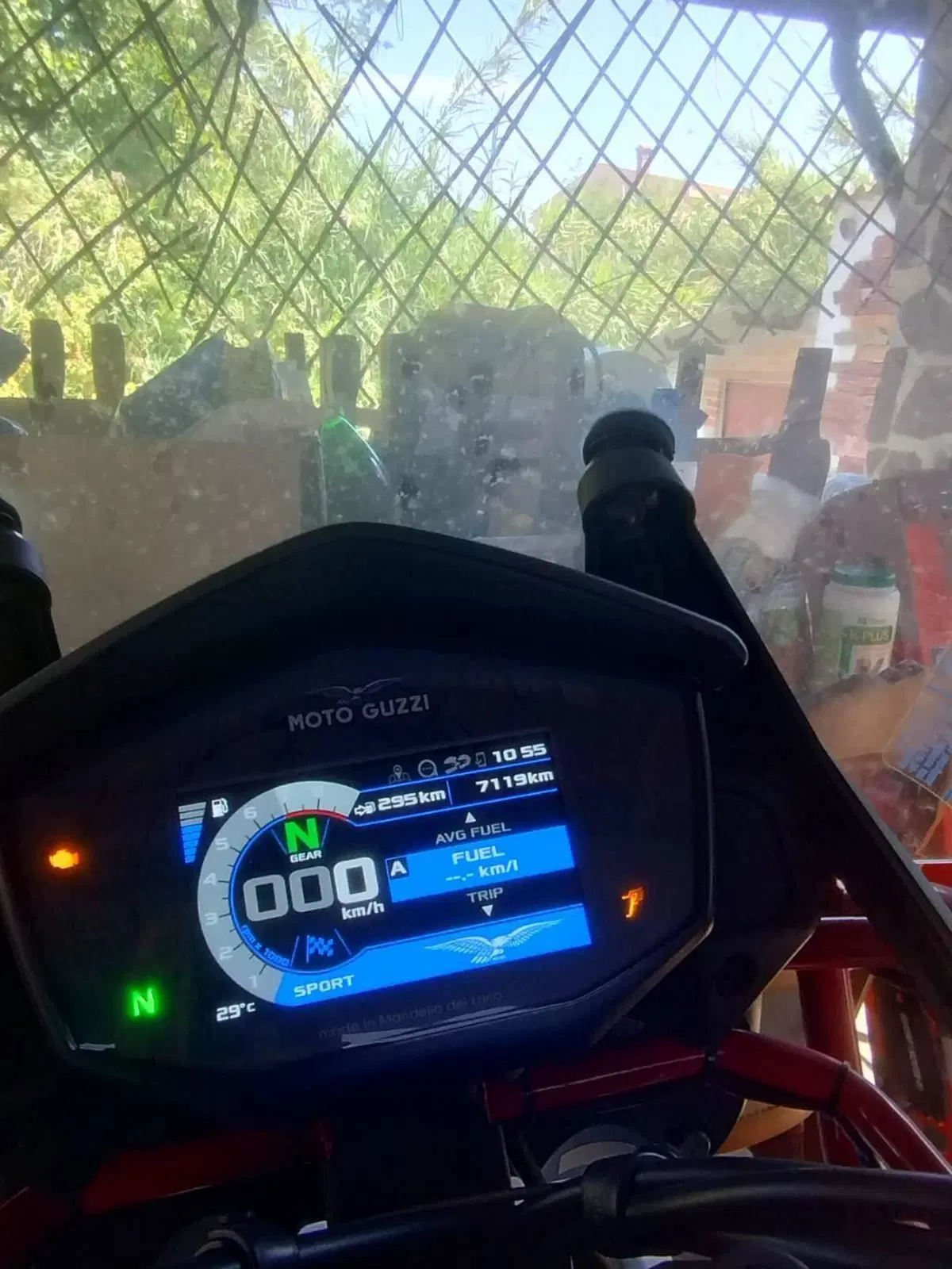 Moto Guzzi V85 TT Evocative Graphics (2021 - 23) (4)