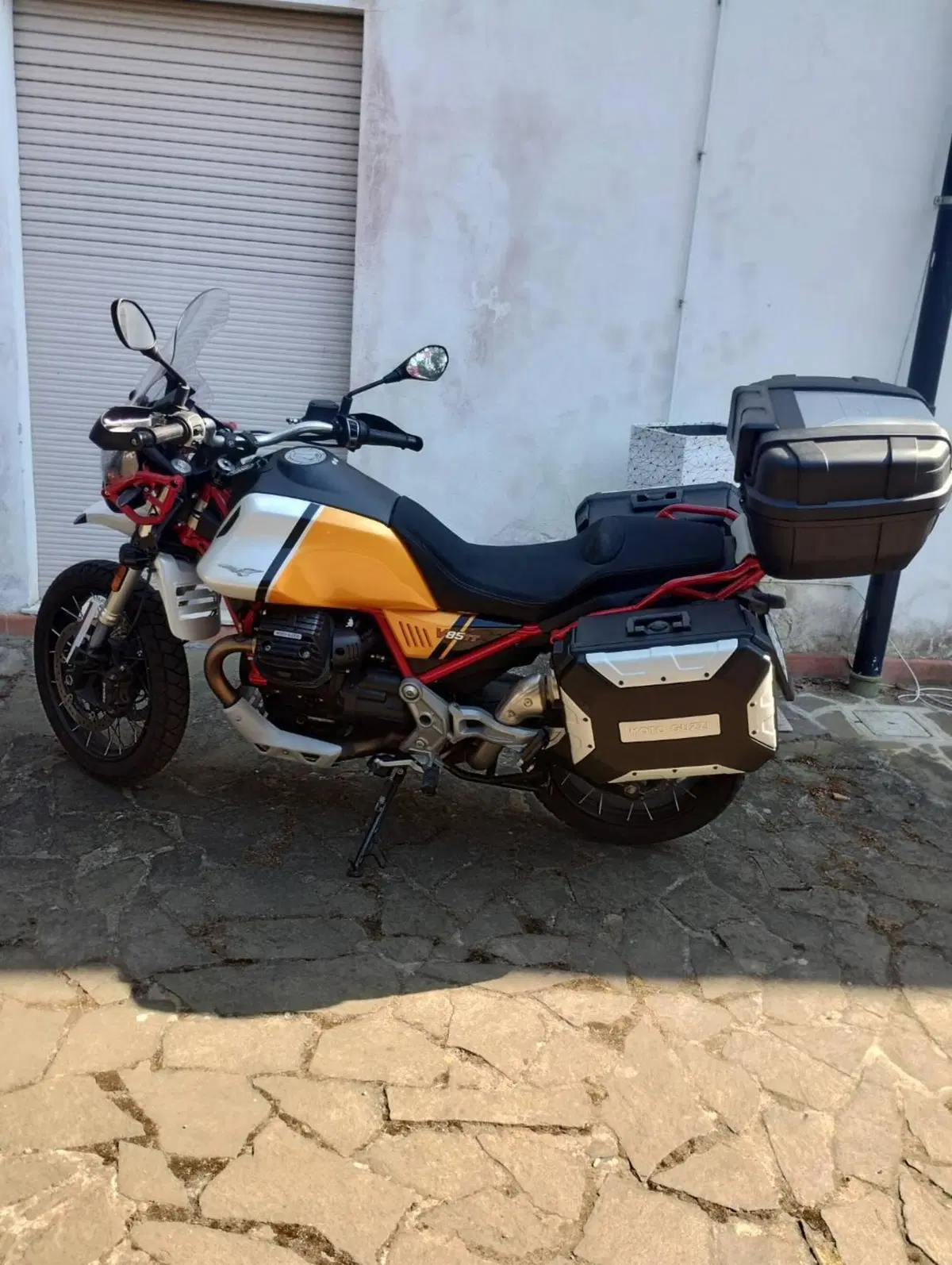 Moto Guzzi V85 TT Evocative Graphics (2021 - 23) (5)